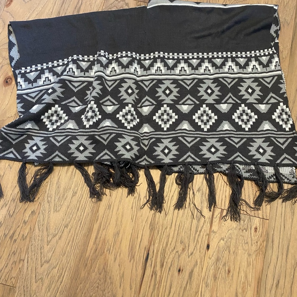 Grey Scale Aztec Print Cape - Picture 2 of 3